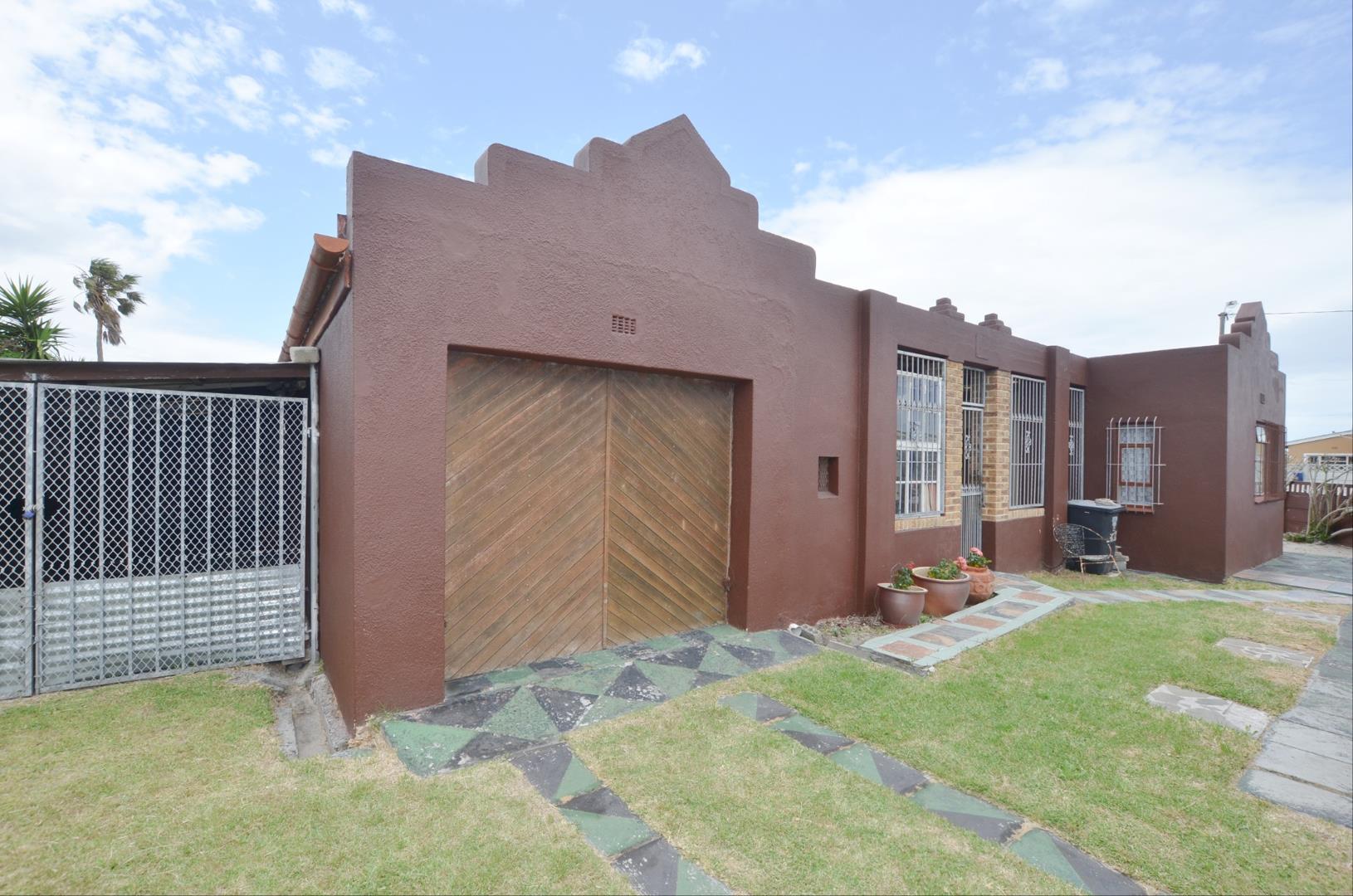 4 Bedroom Property for Sale in Grassy Park Western Cape